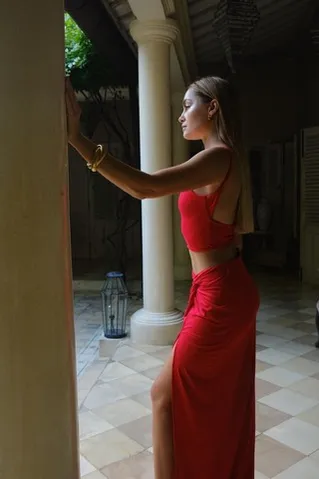 Топ с открытой спиной из вискозы красного цвета