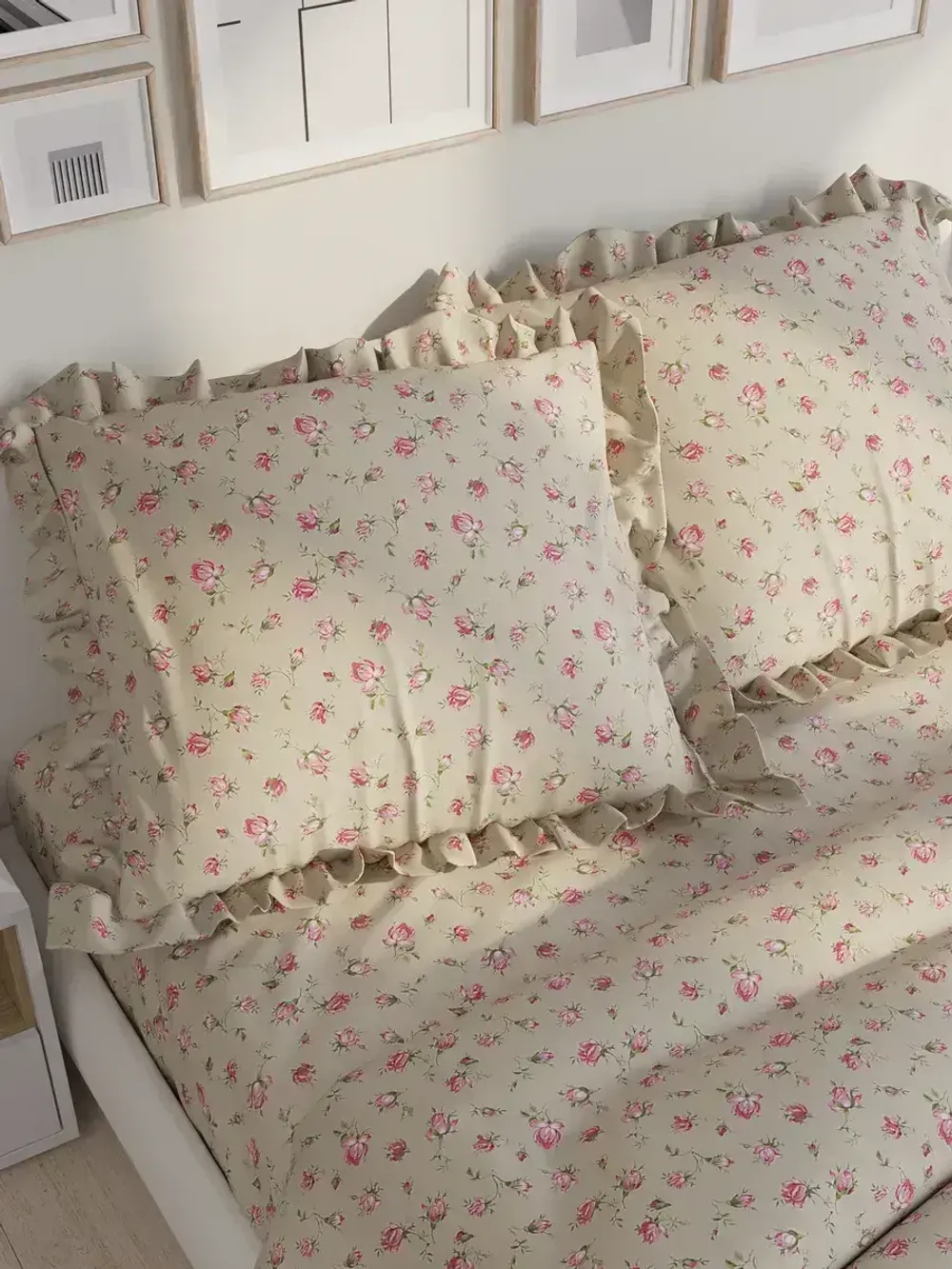 Декоративная наволочка с рюшами, оборками "Розовые бутоны на бежевом" 40х60 см, 1 шт, без молнии