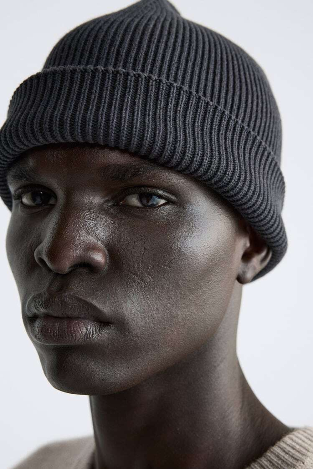 ZARA ТРИКОТАЖНАЯ ШАПКА В РУБЧИК, АНТРАЦИТОВО-СЕРЫЙ