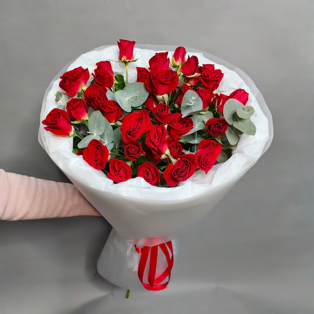 Букет из 7 красных кустовых роз с эвкалиптом