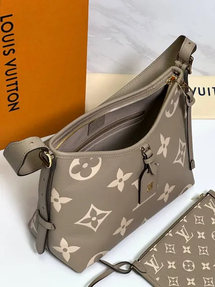 Сумка-хобо Louis Vuitton Carry All PM кремовая