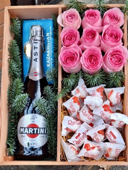 Композиция «Розы, шоколад и праздник»