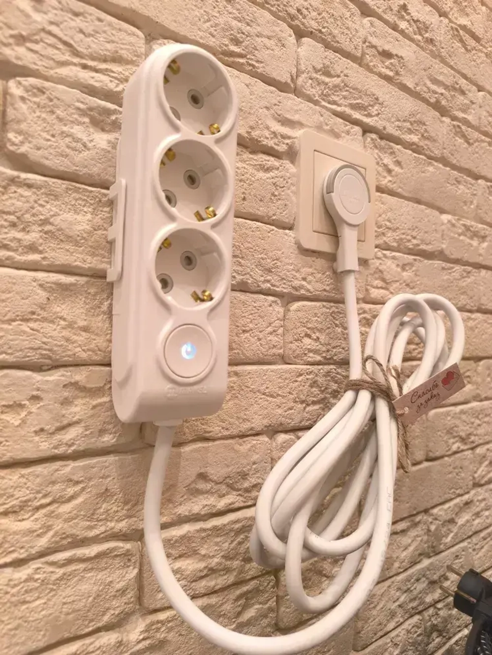 Удлинитель сетевой электрический 1,5 метра с выкл, заземлением и защитными шторкамис плоской потайной вилкой невидимкой