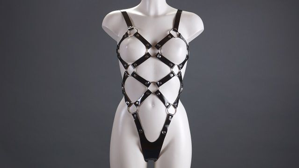 Чёрное лакированное боди-сбруя (Размер: S-M) (Цвет: черный)
