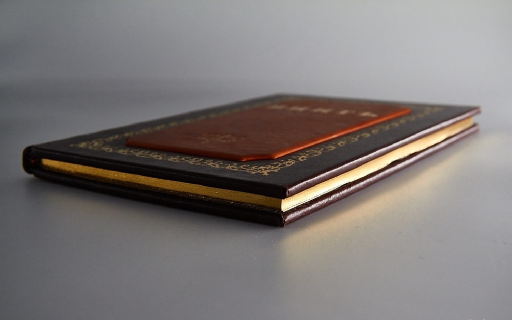 "Винт (Во всех видах). Коммерческие карточные игры: полное собрание практических советов, законов и правил.". М. Шевляковский - подарочное издание