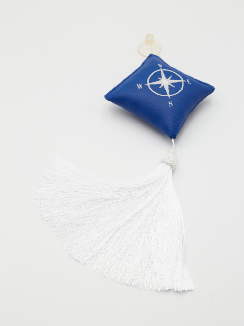 Ромб объемный на присоске Роза Ветров (экокожа, синий, белая вышивка, кисть)