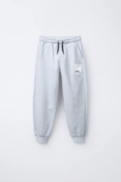 ZARA БРЮКИ-ДЖОГГЕРЫ С НАШИВКОЙ, СВЕТЛО-СЕРЫЙ