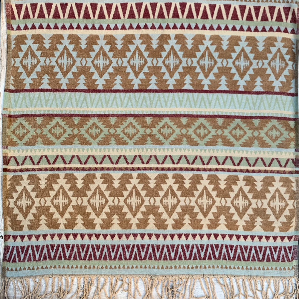 Теплый палантин с орнаментом