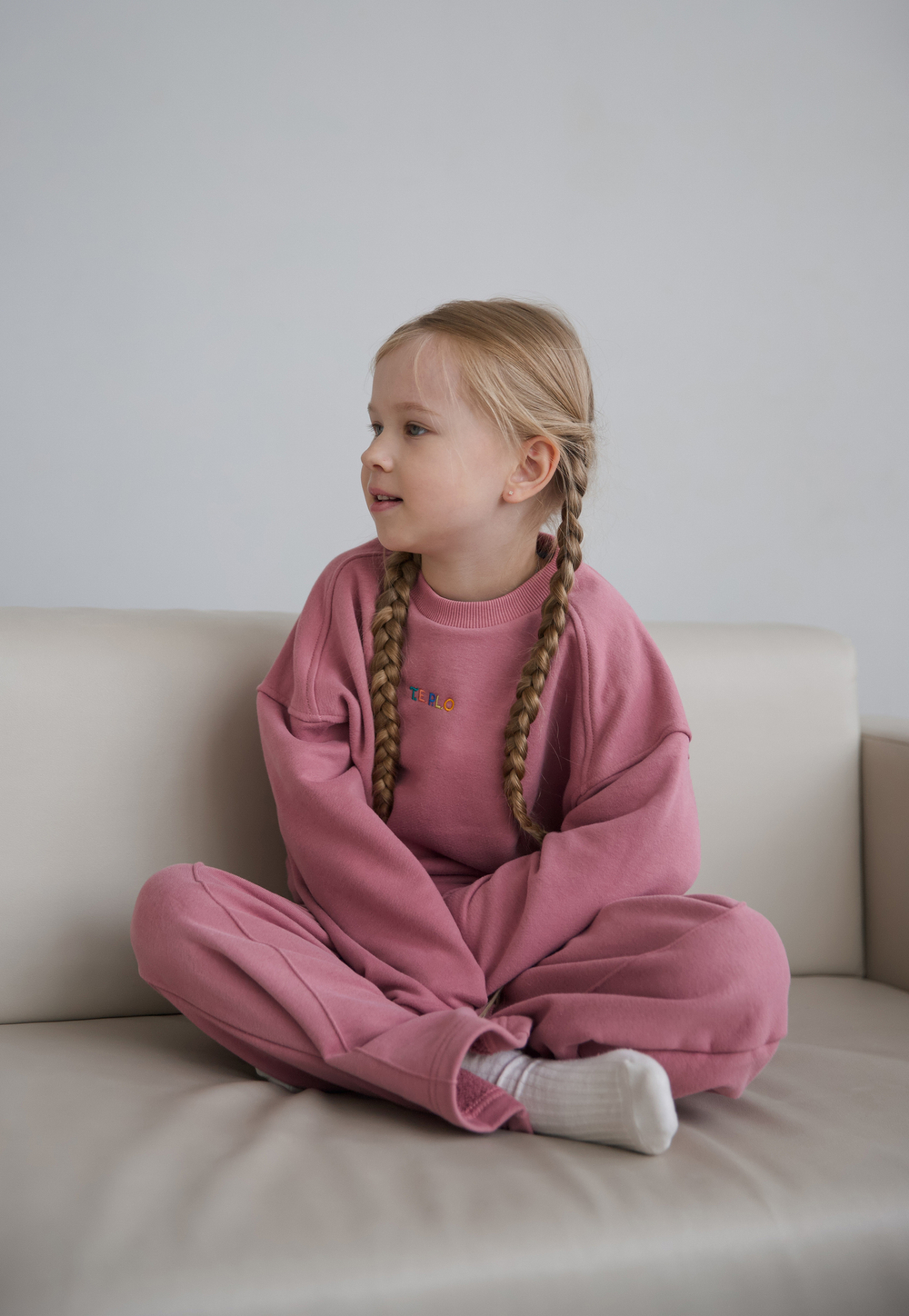 Брюки прямые с декоративной строчкой Пудра