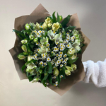 Букет полевых цветов из ромашек и альстромерий