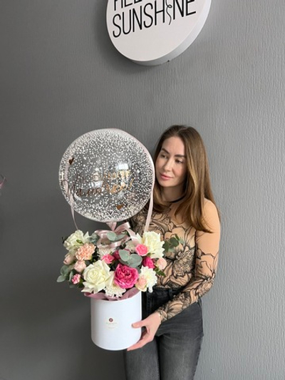 Композиция из цветов и шара на День мамы