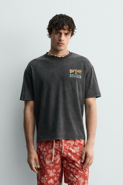 ZARA ФУТБОЛКА С ЭФФЕКТОМ ПОТЕРТОСТИ И ПРИНТОМ SURF, ТЕМНО-КОРИЧНЕВЫЙ