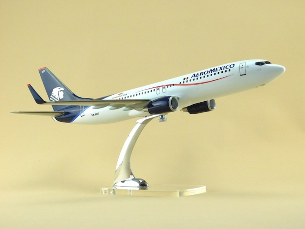 Модель самолета Boeing 737-800 (М1:100 Aero Mexico)