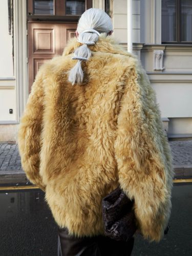 Шуба средней длины из овчины в горчичном цвете