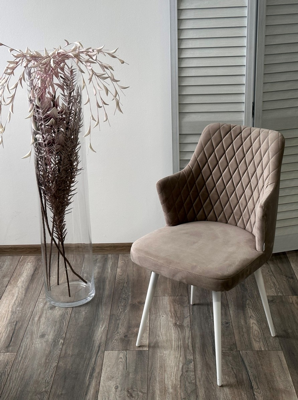 Стул М-City DISAUR Герман (Herman) Латте 25, Велюр, Белый каркас