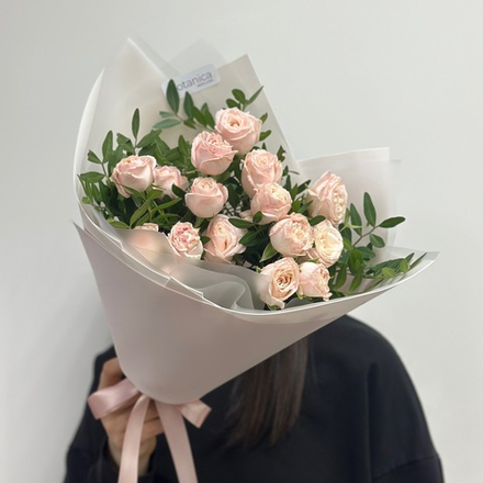 Букет из кустовой пионовидной розы Бомбастик и зелени. Букет 1170