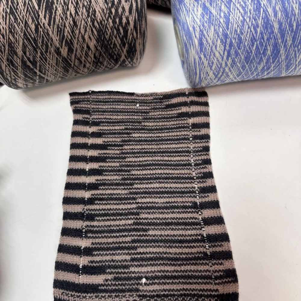 0781V - MISSONI; 100% кашемир; 1400м/100гр; col. 4083, цвет: черный, роза антик; S723