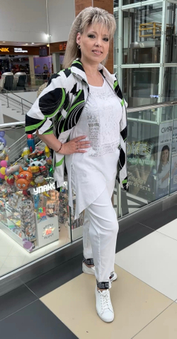 Хлопковый жакет в белом цвете с черным и зеленым принтом