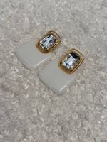 Серьги с камнем и молочным литьем