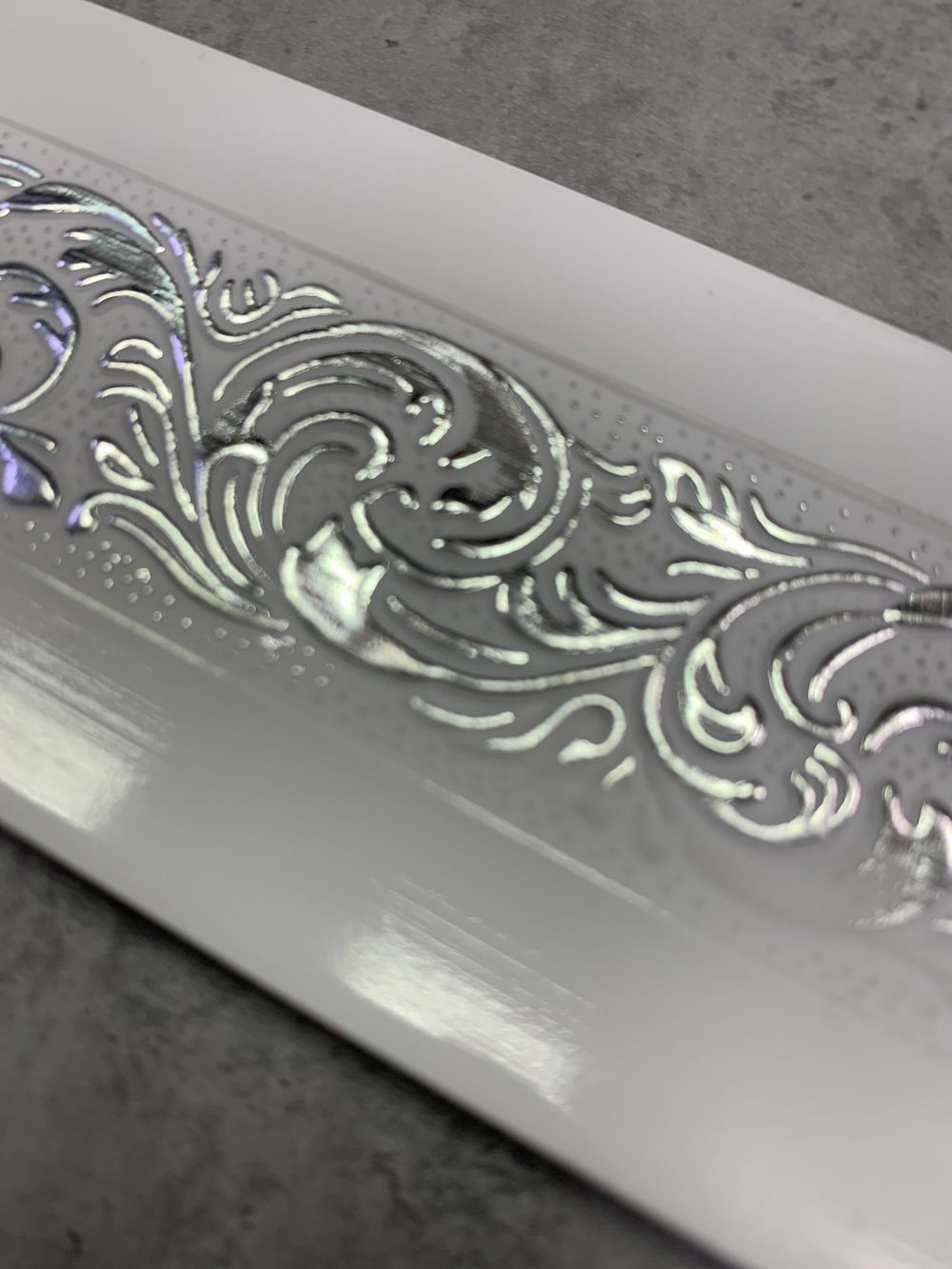 Белый с серебром "Милана" (5см) декоративная планка (бленда)