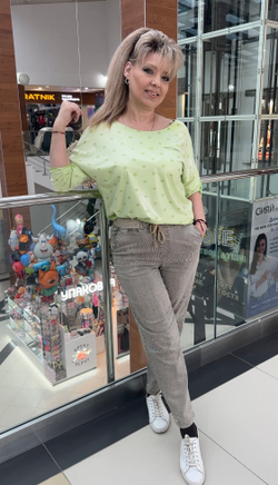 Бежевые брюки в рубчик на резинке в поясе