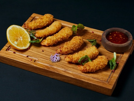 Креветки в панировке с соусом сладкий чили