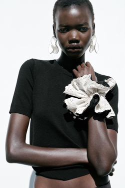 ZARA БАЗОВЫЙ ОДНОТОННЫЙ ТРИКОТАЖНЫЙ ТОП С КОРОТКИМИ РУКАВАМИ, ЧЕРНЫЙ