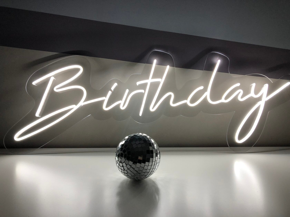 Надпись "Happy Birthday"