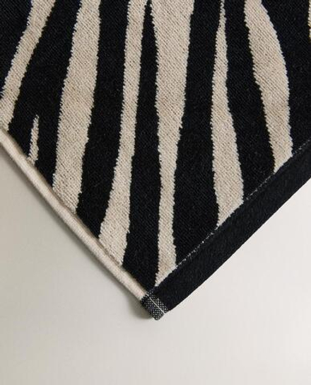 ZARA HOME БАННОЕ ПОЛОТЕНЦЕ ИЗ ВЕЛЮРА С АНИМАЛИСТИЧЕСКИМ ПРИНТОМ, ПЕСОЧНЫЙ/ЧЕРНЫЙ
