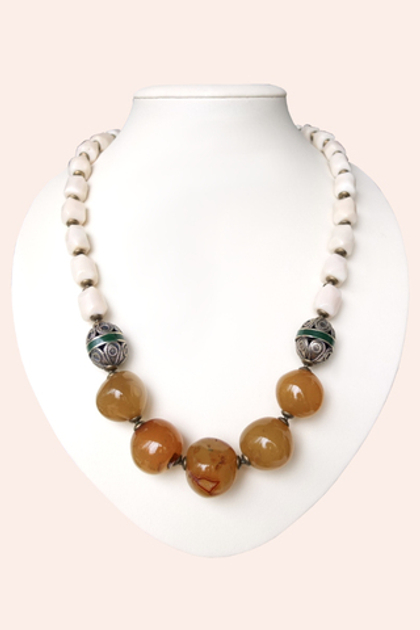 Бусы из крупного сердолика и белого коралла