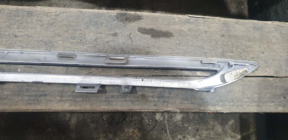 Молдинг решетки радиатора правый верхний Mercedes ML GLE (W166) 15-18 Б/У Оригинал A1668881685