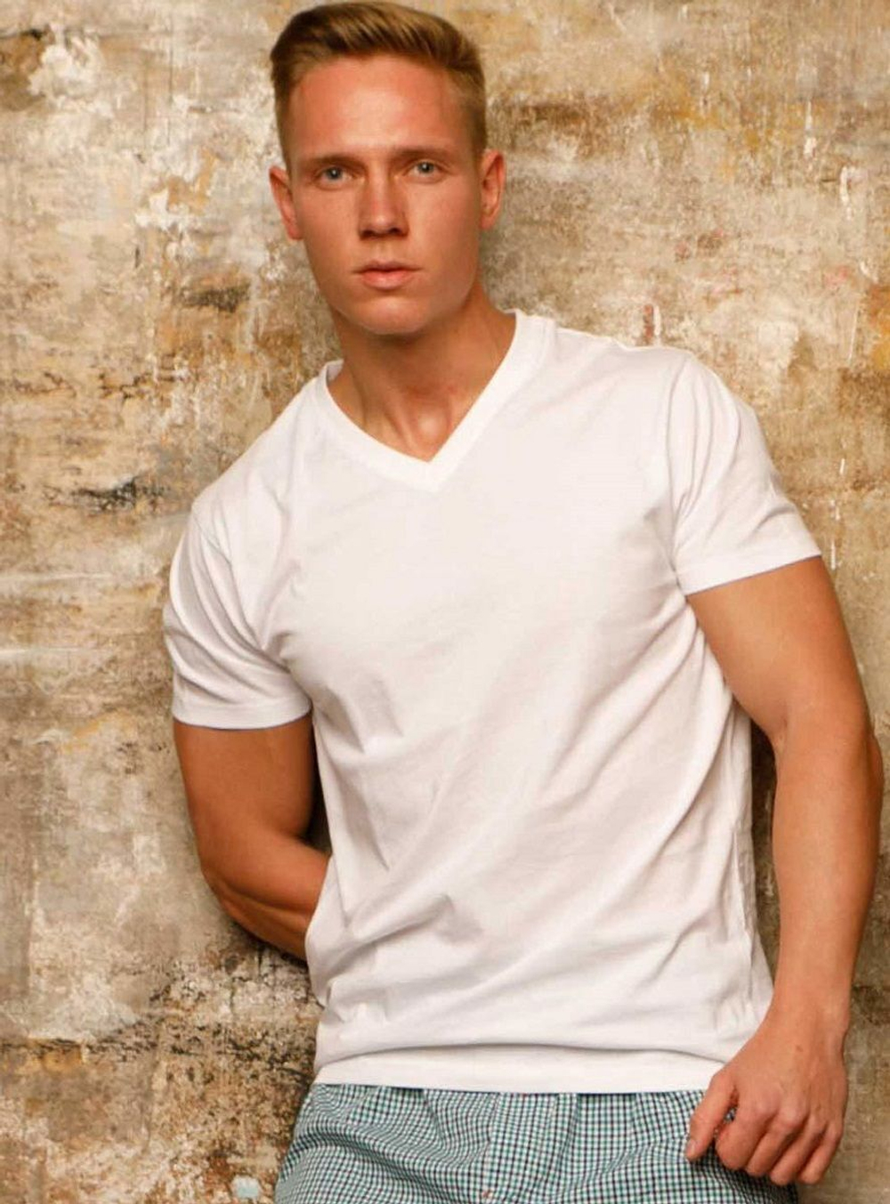 Мужская однотонная футболка с воротом-мысиком (Размер: L) (Цвет: белый)