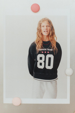 ZARA ТОЛСТОВКА С ПРИНТОМ В СТИЛЕ ПРЕППИ, АНТРАЦИТОВО-СЕРЫЙ