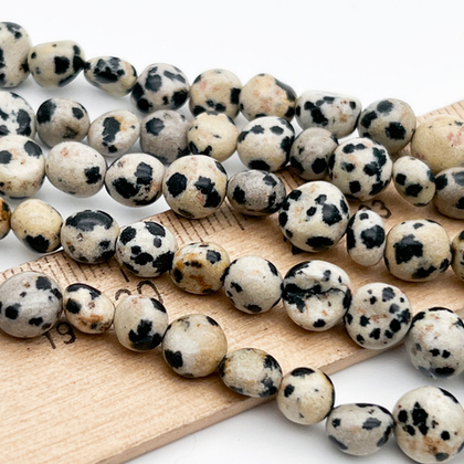 "Далматин" бусины (альбит с амфиболом), фриформ, размер около 5-6,5 мм, цена за нить 38 см