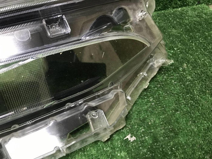 Стекло фары правое Toyota Alphard 3 (2017-2023)