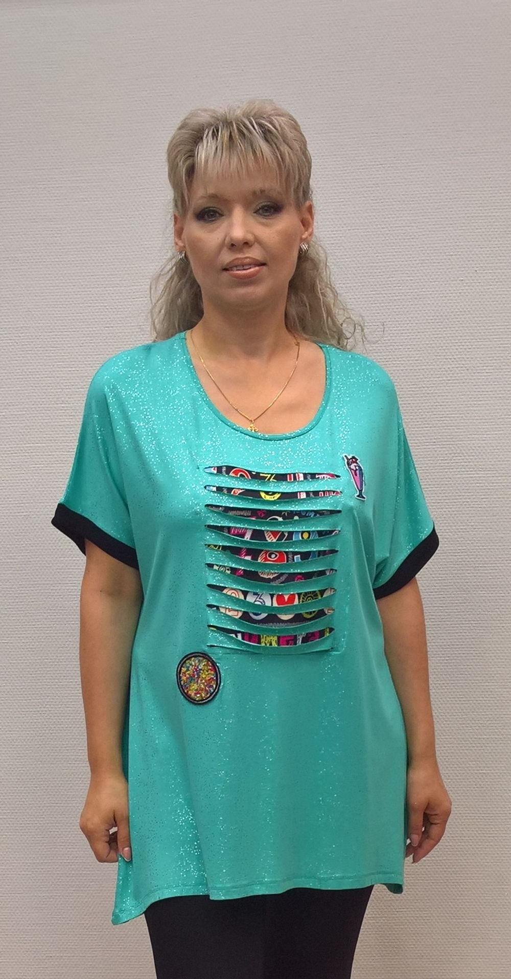 Салатовая футболка с прорезями и эмблемой