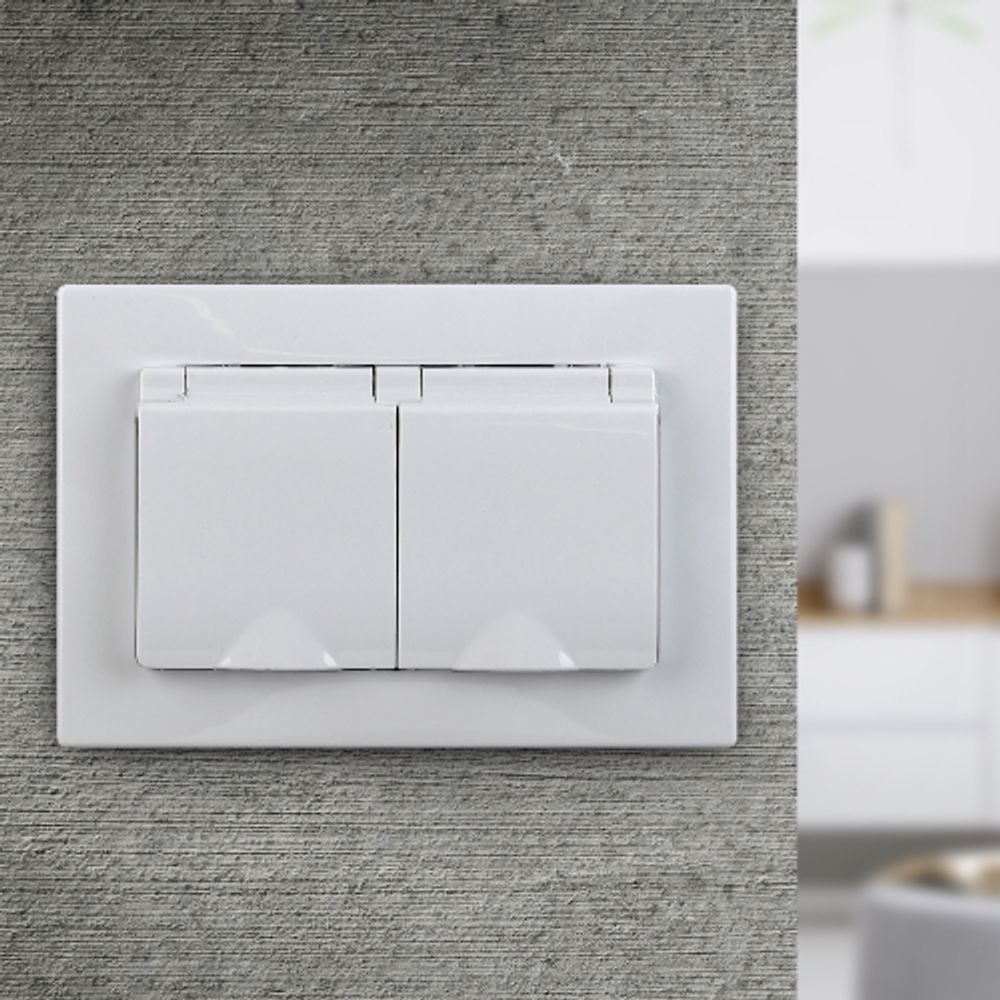 Розетка Intro Plano 1-210-01 двойная 2х2P+E Schuko с крышкой шторками 16А-250В гориз. СУ IP44 Plano белый | Intro Plano