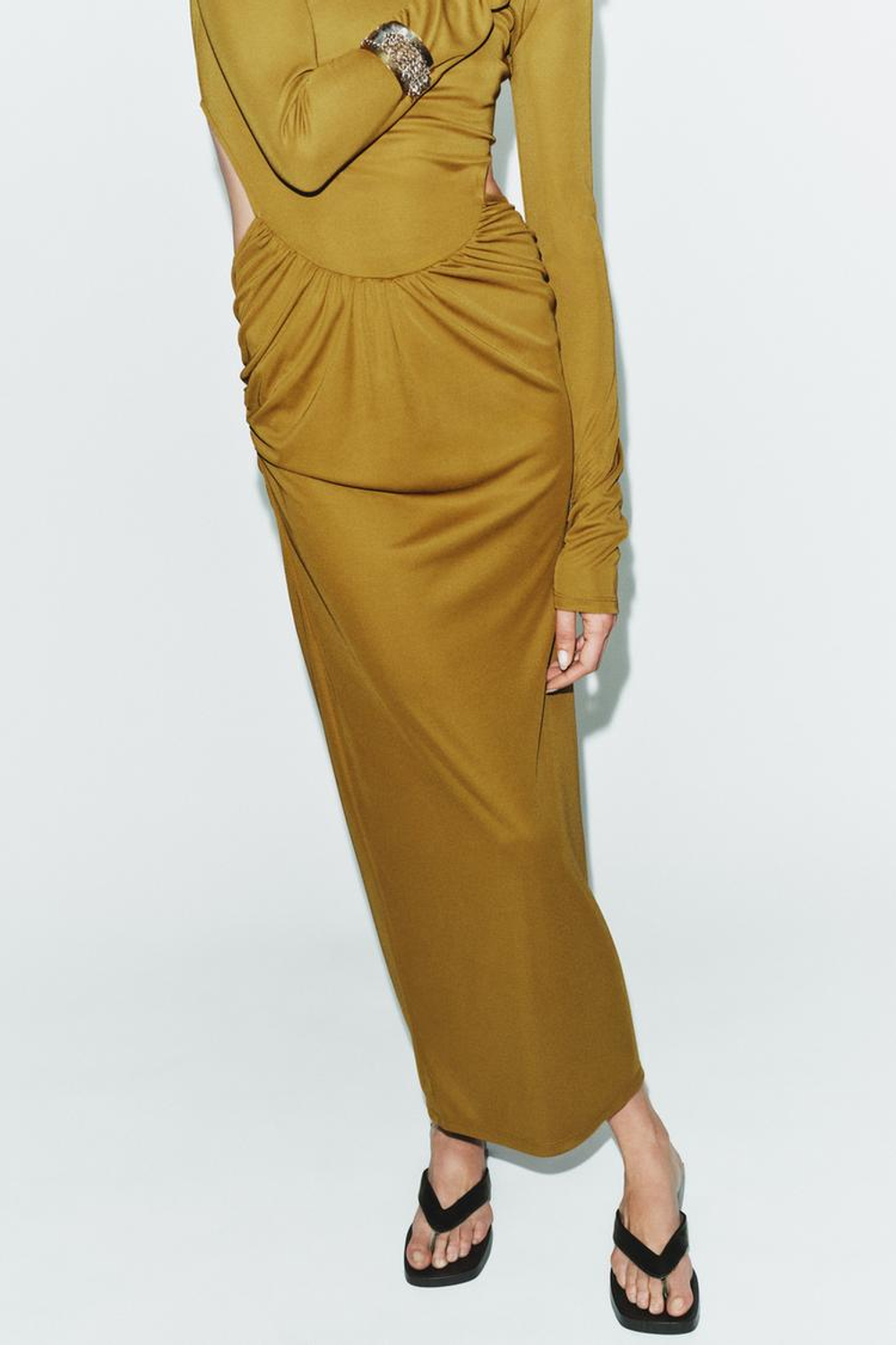 ZARA СТРУЯЩЕЕСЯ ПЛАТЬЕ С ВЫРЕЗАМИ, ЦВЕТ ОЛИВКОВОГО МАСЛА