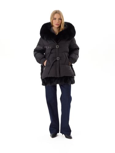 Черный пуховик с ремешками и меховыми вставками