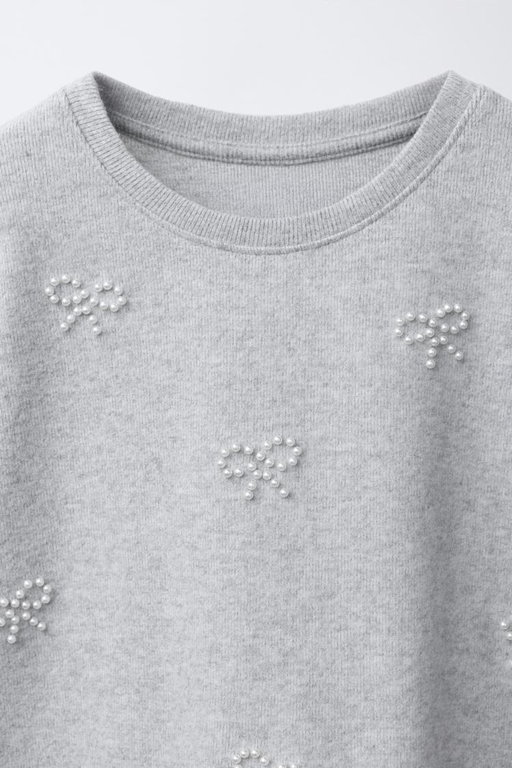 ZARA ЛОНГСЛИВ SOFT TOUCH С БАНТАМИ И БУСИНАМИ, ЖЕМЧУЖНО-СЕРЫЙ