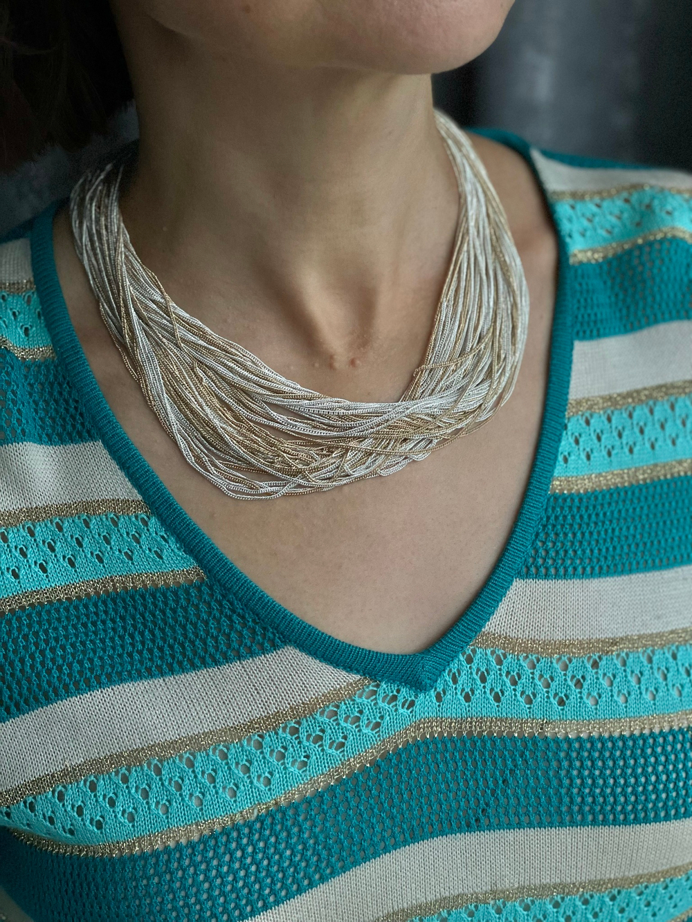 Колье нити "шелк" из тонких цепей, оттенок светлое серебро и золото. Можно носить как шейное украшение и как браслет.