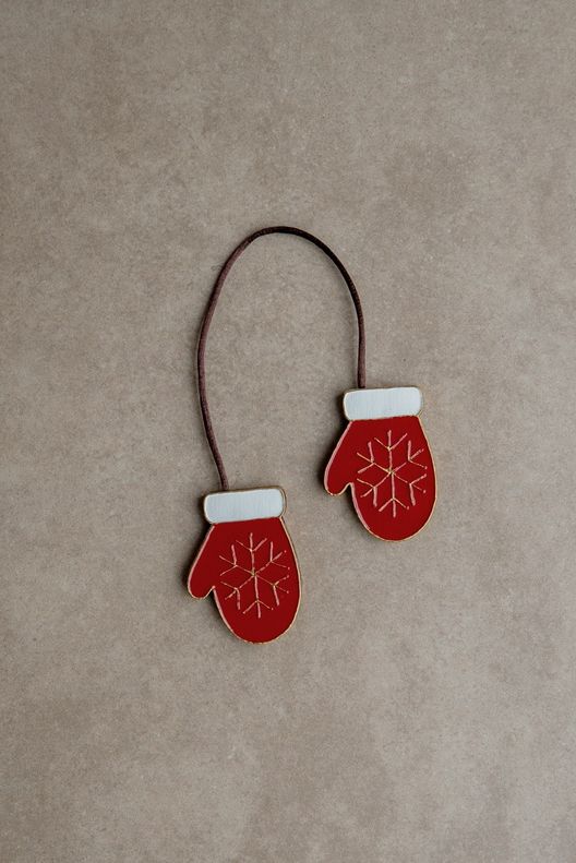 Елочная игрушка Варежки / Carnaval