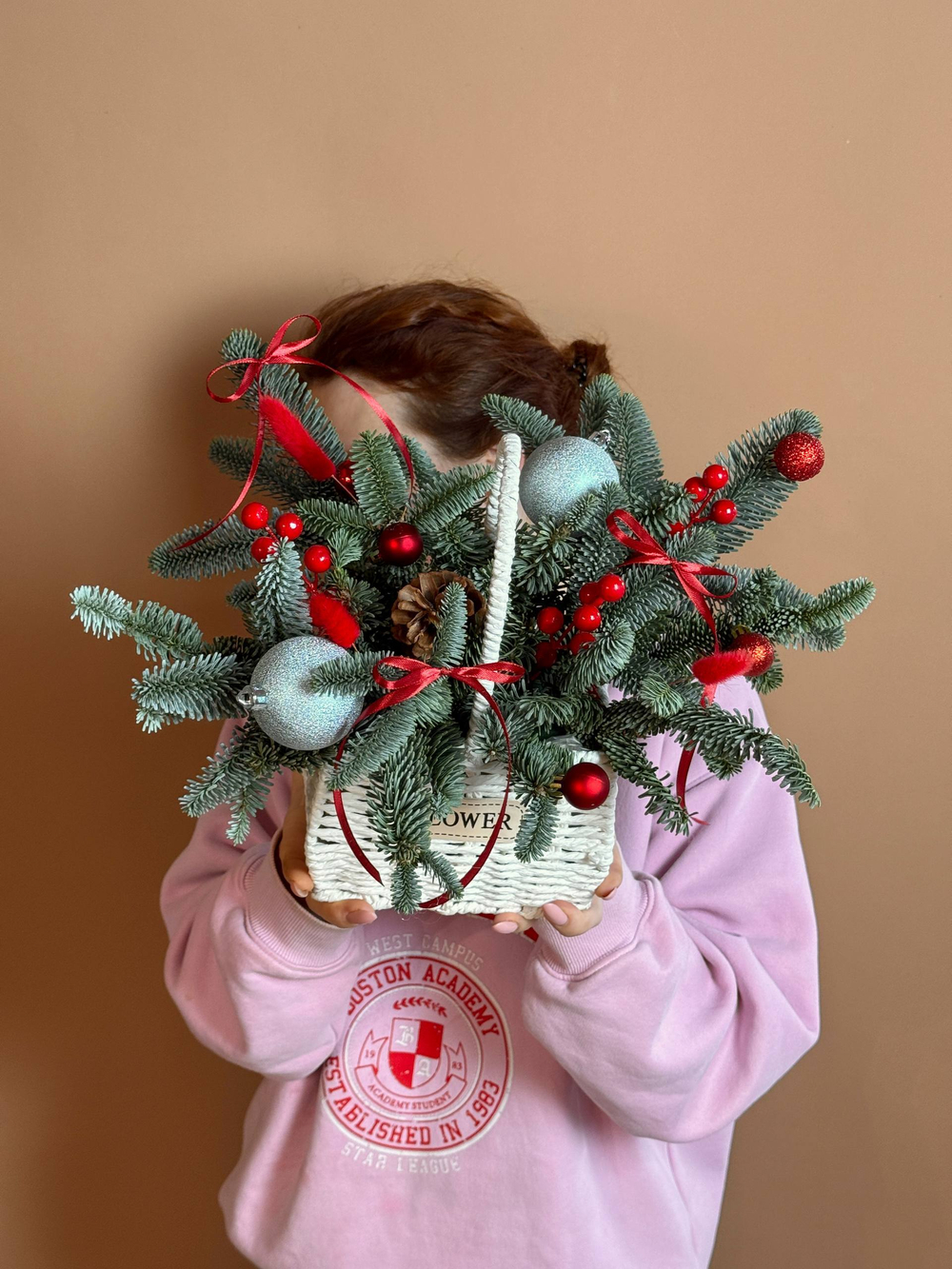 Композиция "Рождественский Уют", нобилис, шишки,ягоды,игрушки