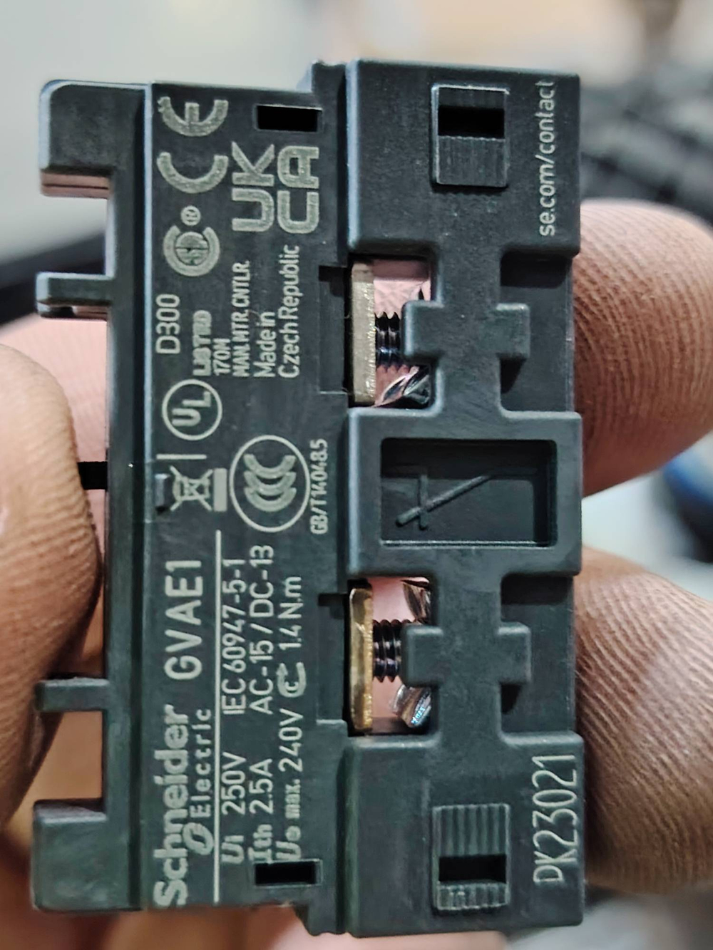 803604918 Дополнительный фронтальный блок вспомогательных контактов Schneider Electric GVAE1