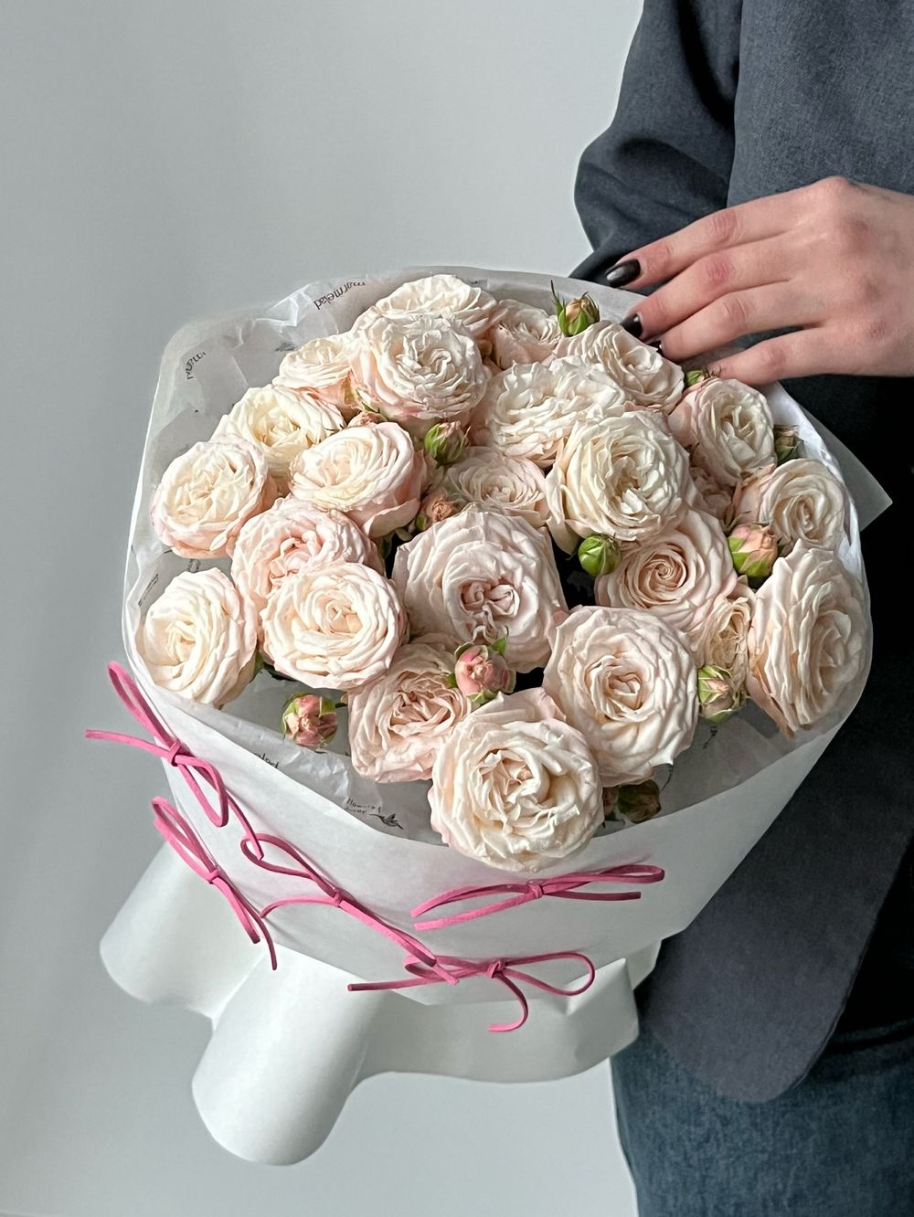 Букет из кустовой пионовидной розы в нежном оттенке