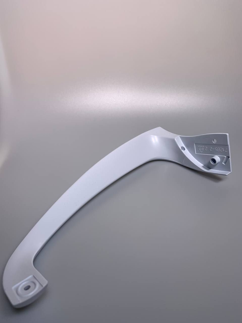 Ручка для холодильника Indesit нижняя зам. C0085715 23 см, белая