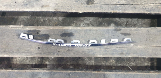 Молдинг решетки переднего бампера правый Mercedes V-Class (W447) 14-нв Б/У Оригинал A4478851800