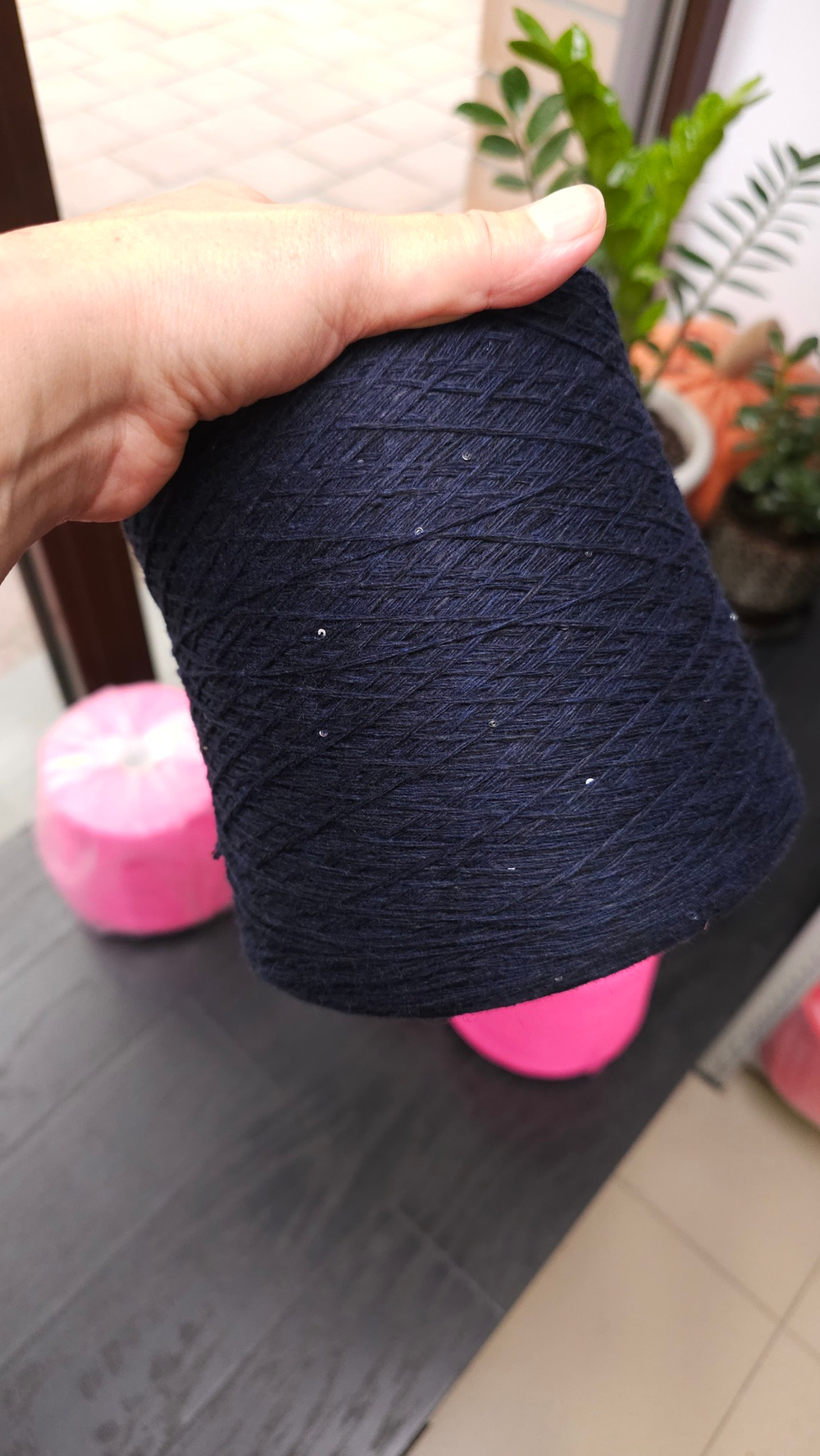 Итальянская бобинная пряжа от производителя Linsieme Cashmere Yarns art. BATIK Состав 10% Кашемир, 40% Меринос-суперфайн, 30% Вискоза, 20% РА + PAILLETTES, Длина 410м/100 грамм (NAVY)