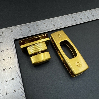 Поворотный замок для сумки