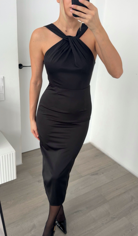 Платье в длине миди с драпировкой на груди